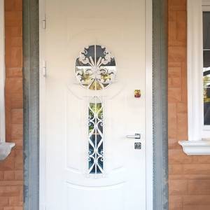 Белая дверь с круглым стеклом