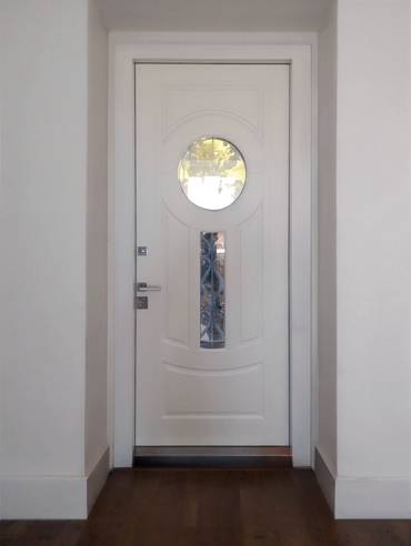 Белая дверь с круглым стеклом